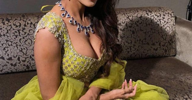 You will also be stunned to see this hot avatar of OMG Malaika Arora